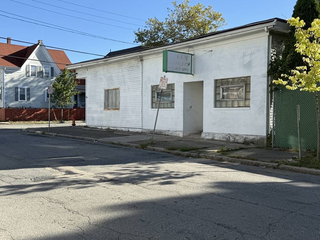 New Bedford, MA 02740,372-376 Cedar St