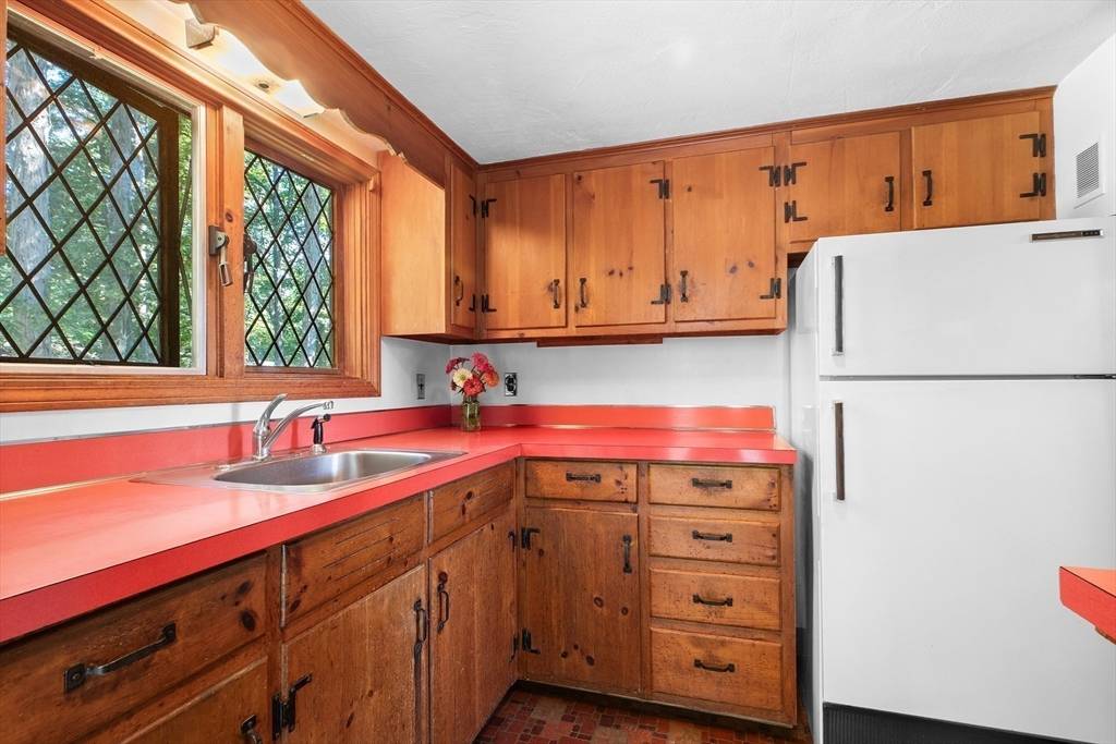Topsfield, MA 01983,223 Perkins Row
