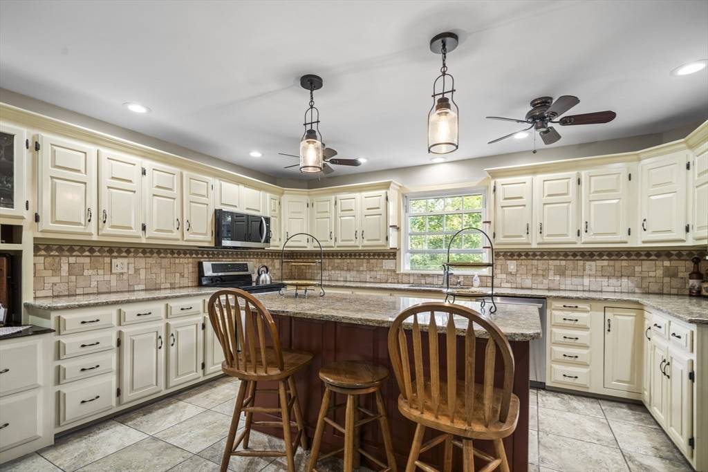 Ludlow, MA 01056,235 James St