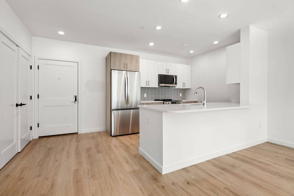 Brookline, MA 02446,40 Centre St #302