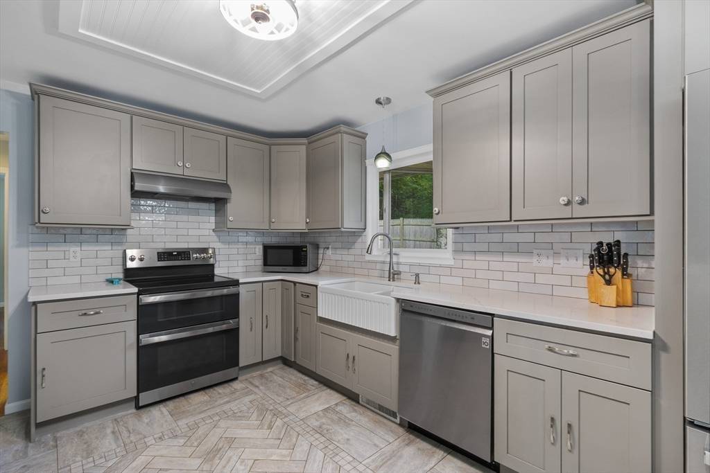 West Brookfield, MA 01585,7 Church St Ext