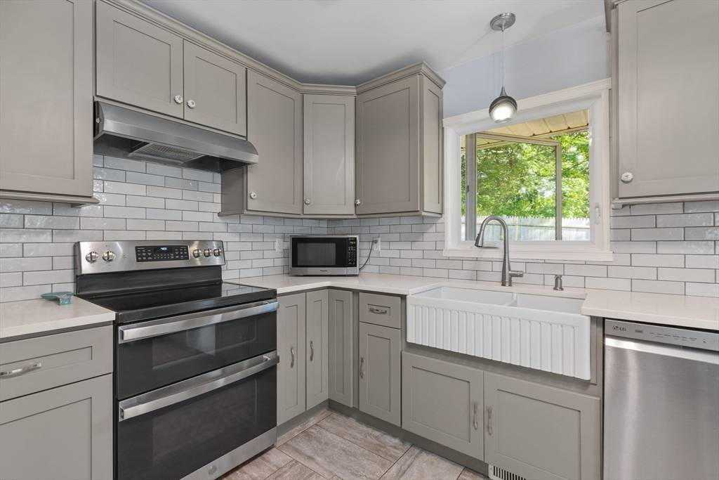 West Brookfield, MA 01585,7 Church St Ext