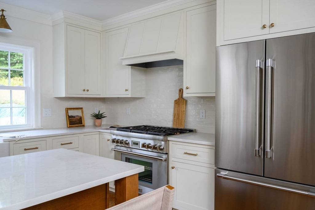 Hingham, MA 02043,5 Woodbine Lane