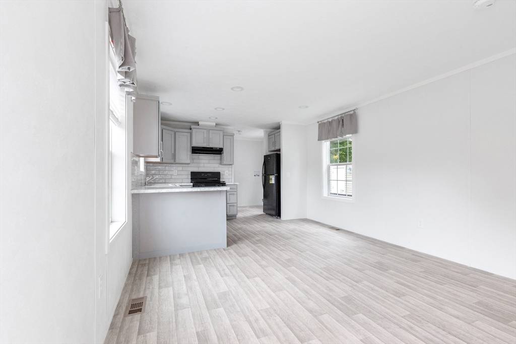 Acushnet, MA 02743,19 Jake Ln