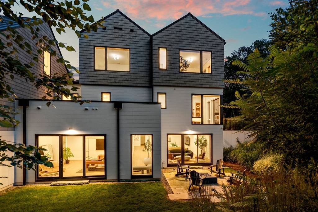 Weston, MA 02493,286 Country Dr