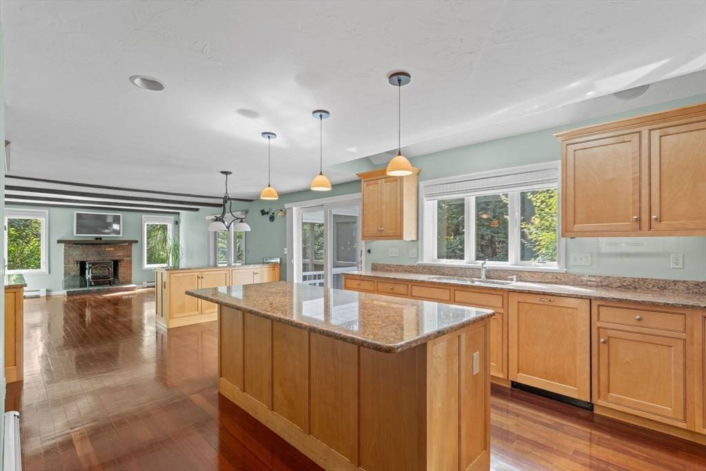 Norfolk, MA 02056,14 Robin Rd