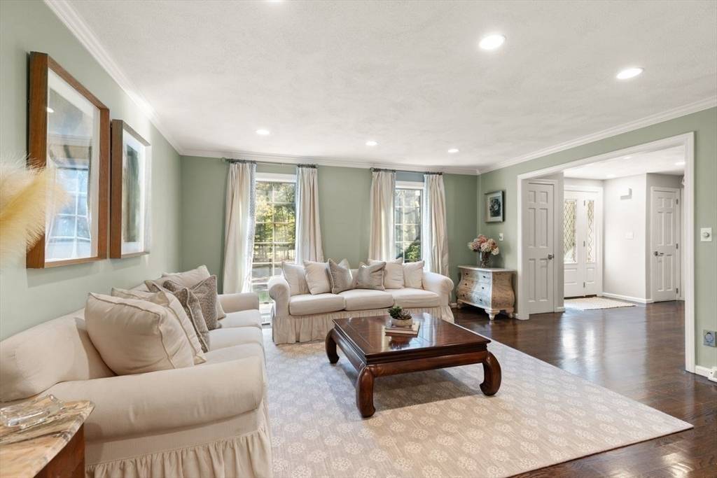 Sharon, MA 02067,24 Queens Cir