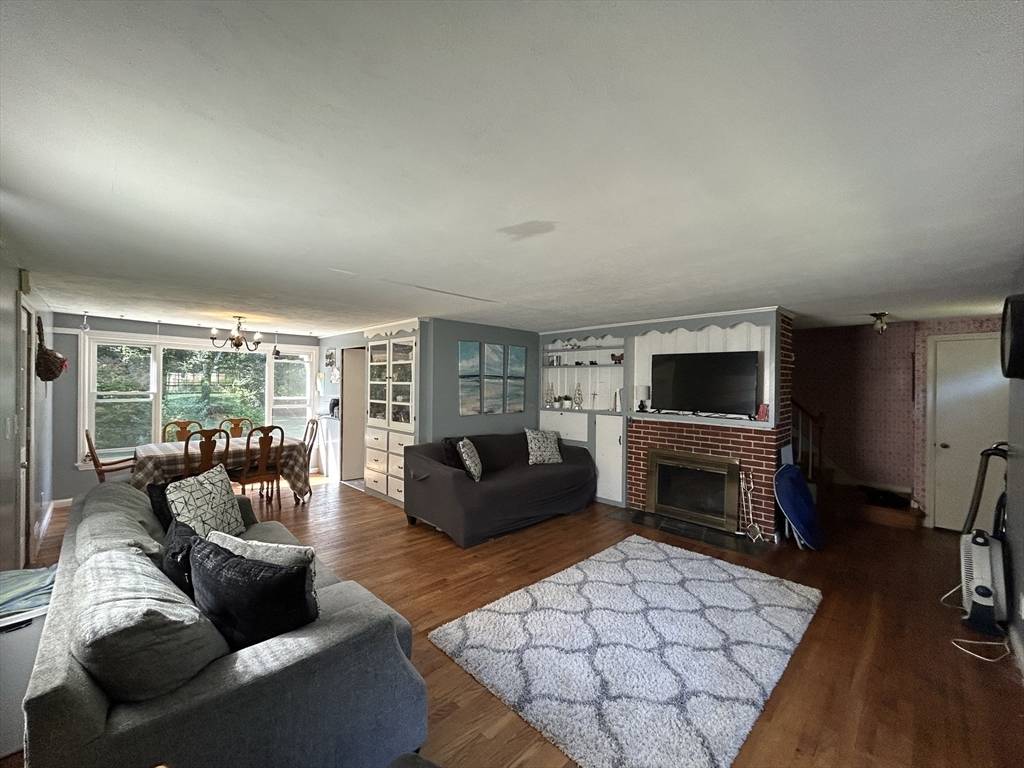 Wilbraham, MA 01095,18 Colonial Road