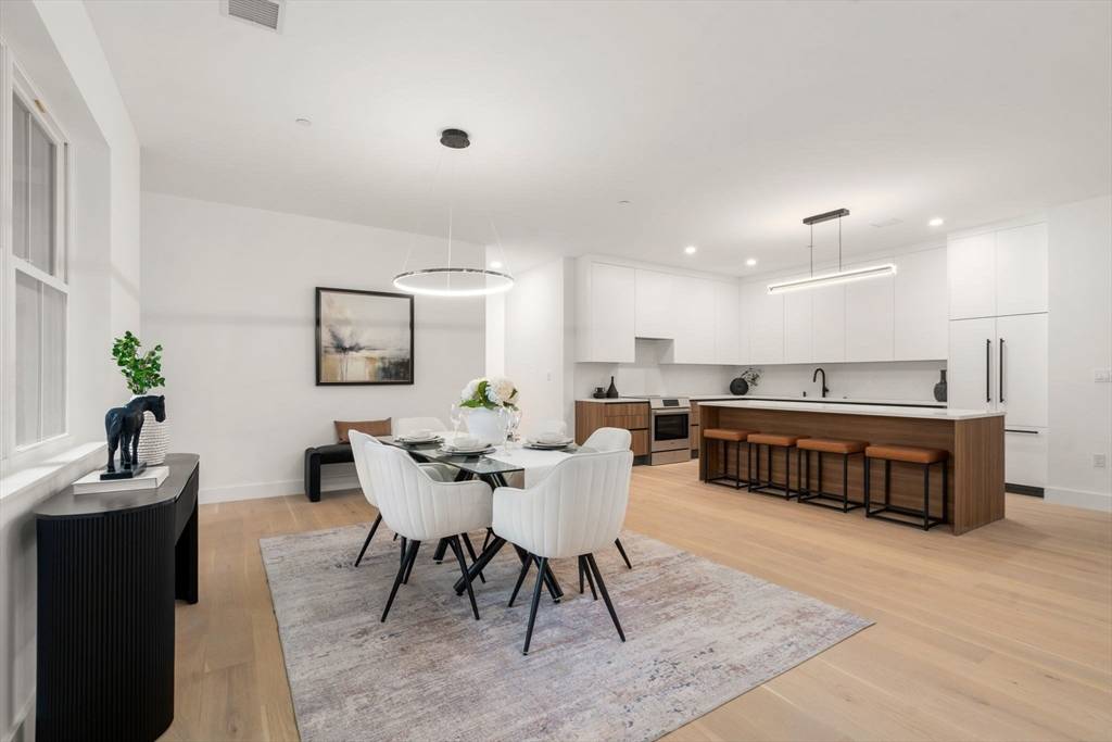 Wellesley, MA 02482,16 Stearns #108