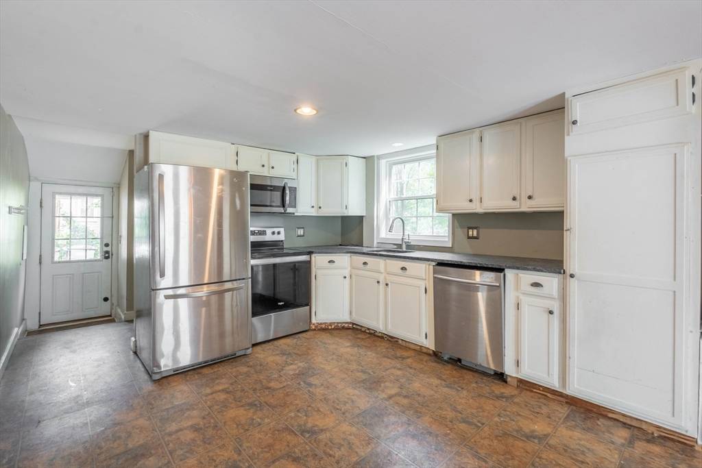 Holden, MA 01520,460 Reservoir St