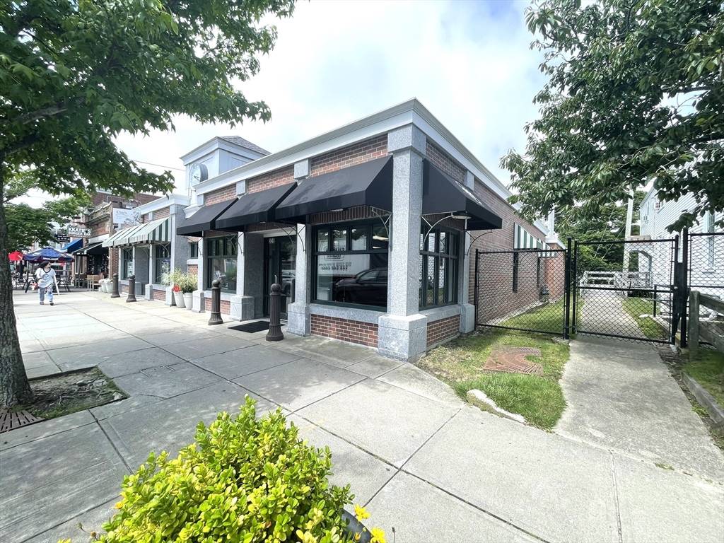 Barnstable, MA 02601,328 Main St