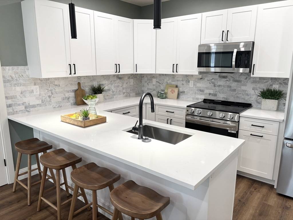 Walpole, MA 02081,1391 Main Street #204