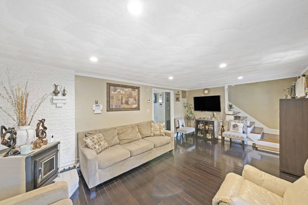 Tewksbury, MA 01876,164 Astle St