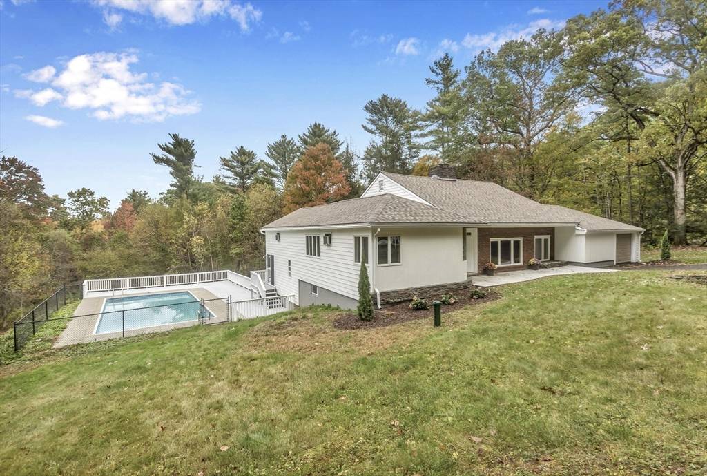 Greenfield, MA 01301,31 Lovers Ln