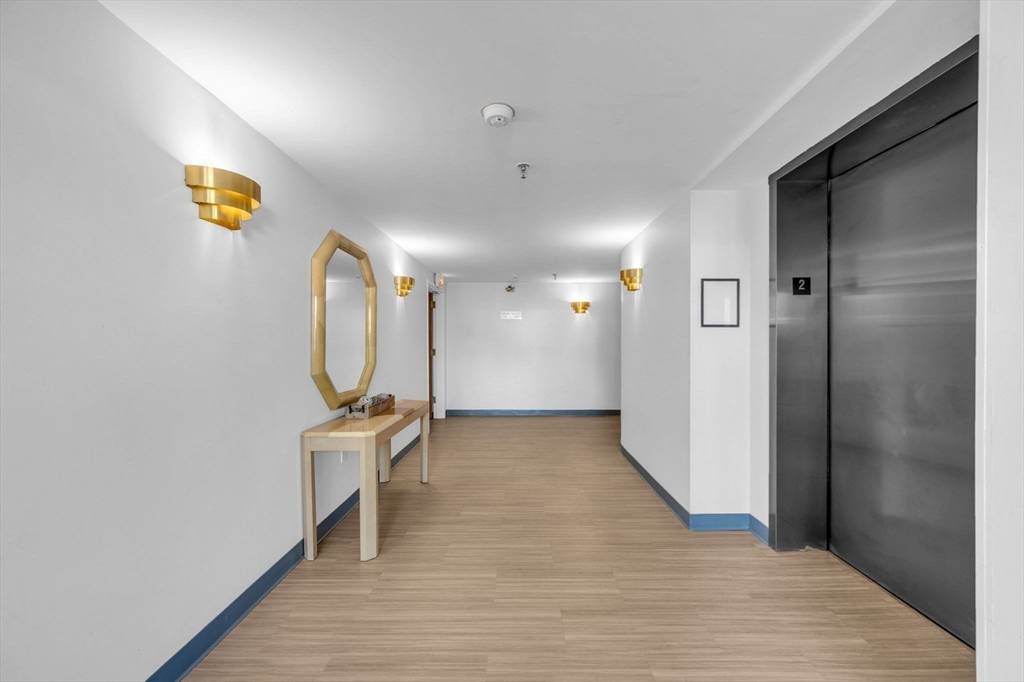 Hull, MA 02045,1 Commodore Ct #202