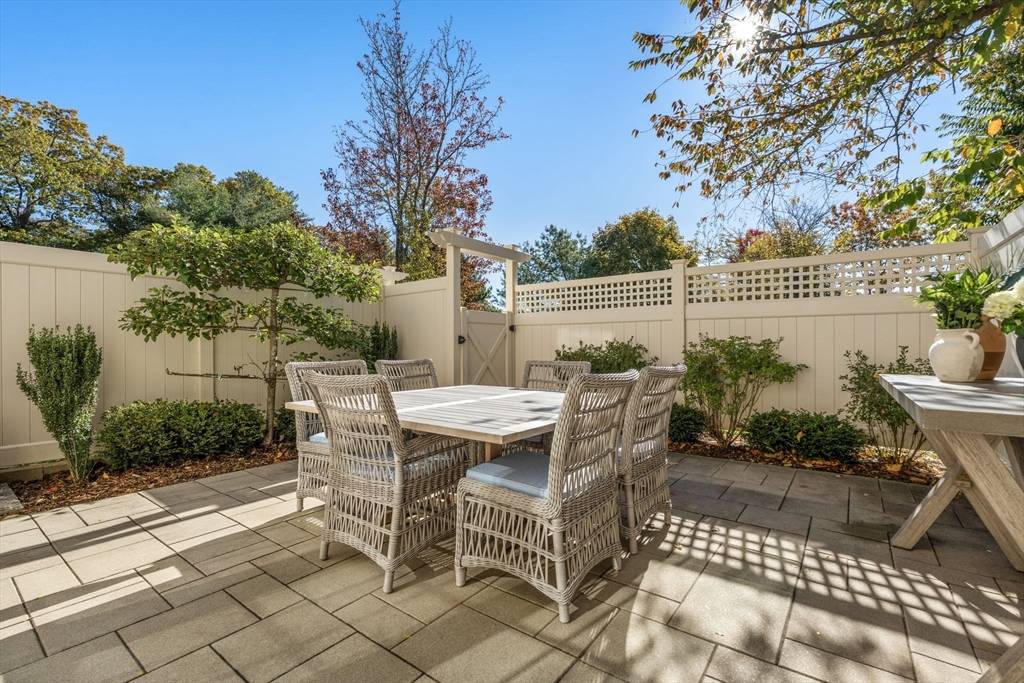 Wellesley, MA 02482,11 Oak Street #62