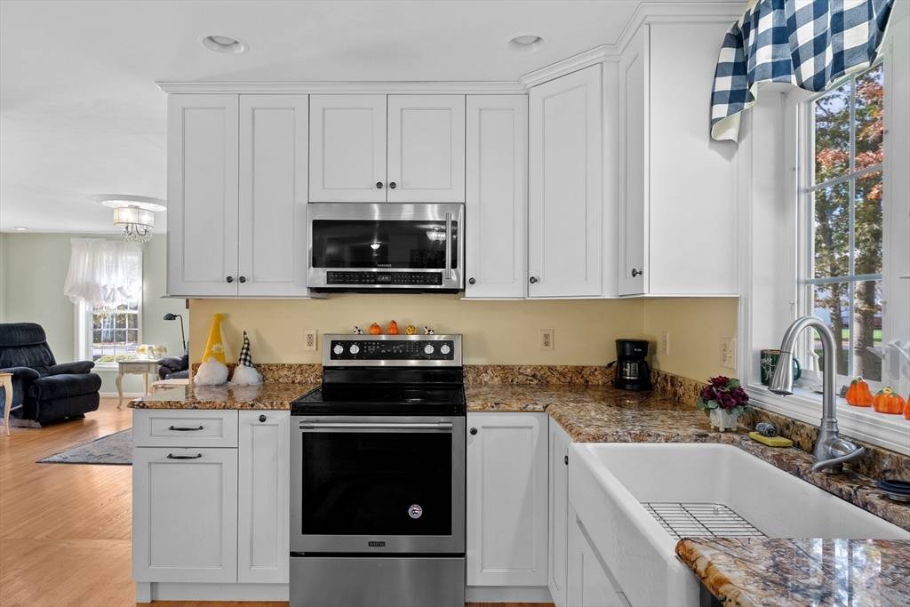 Salem, NH 03079,17 Meredith Rd