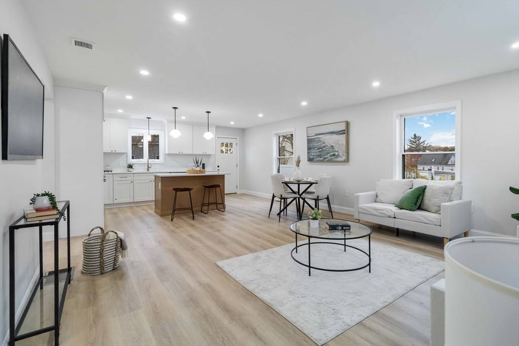 Haverhill, MA 01830,11 York St #11