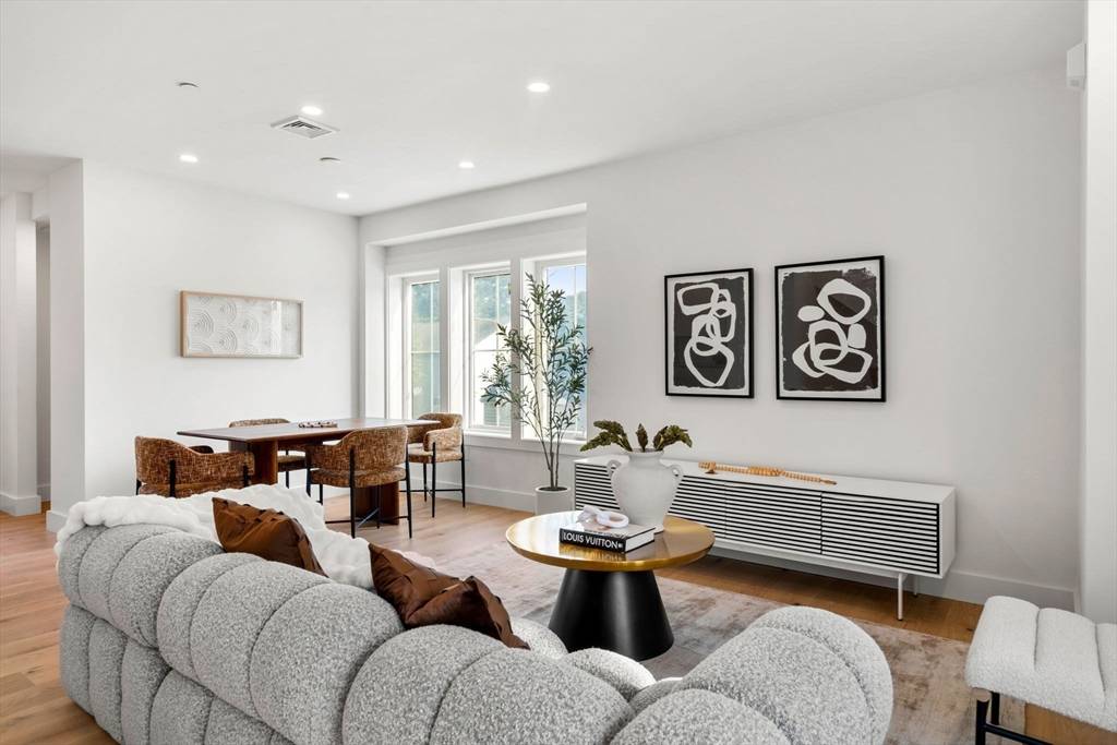 Newton, MA 02465,2-18 Elm Street #8