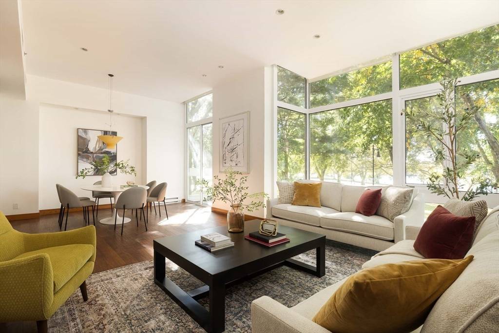 Cambridge, MA 02138,975 Memorial Drive #209