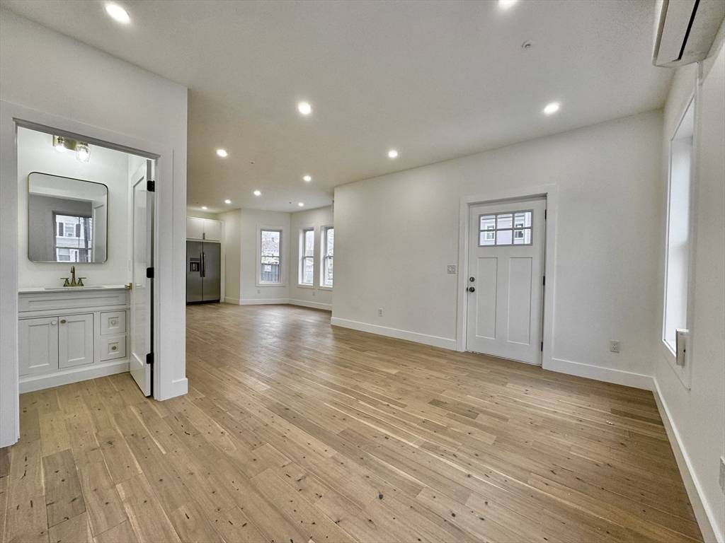 Medway, MA 02053,20 Broad St #4