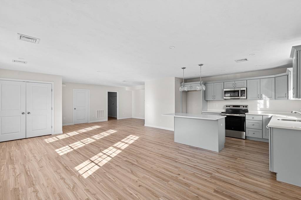 Plymouth, MA 02360,393 Court St #5