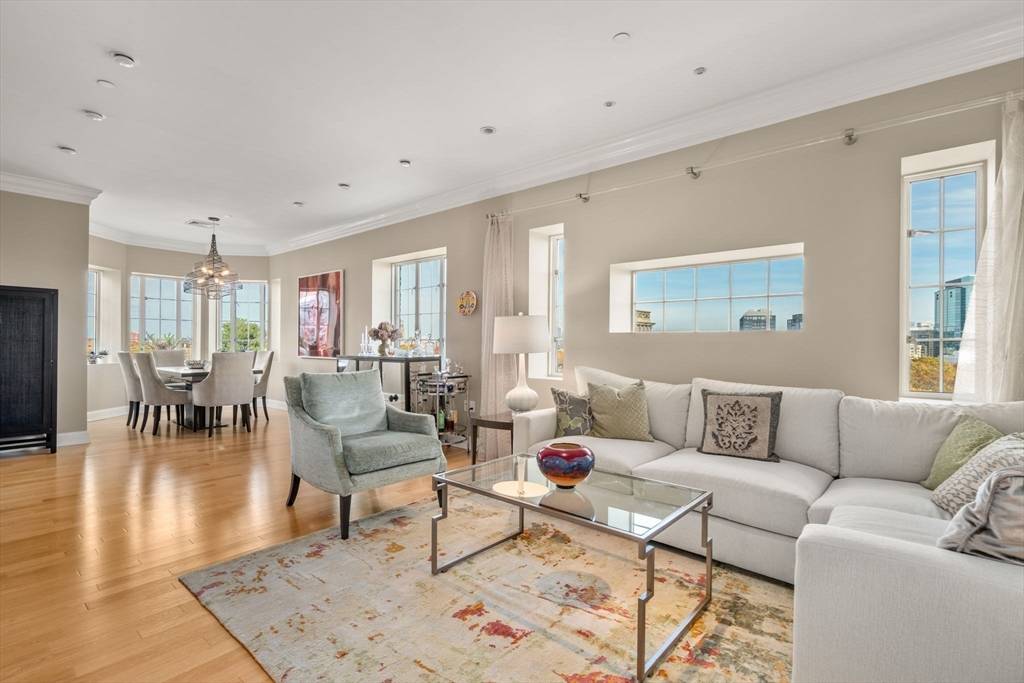 Brookline, MA 02446,20 Chapel St #APH4