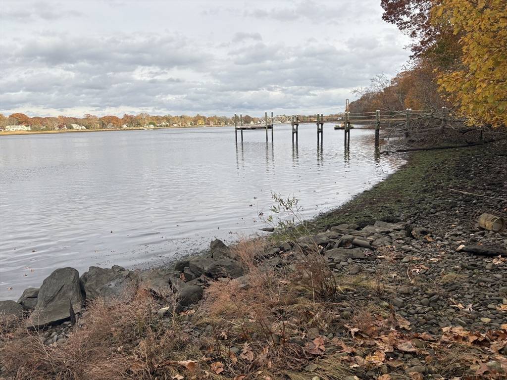 Barrington, RI 02806,351 County  Rd