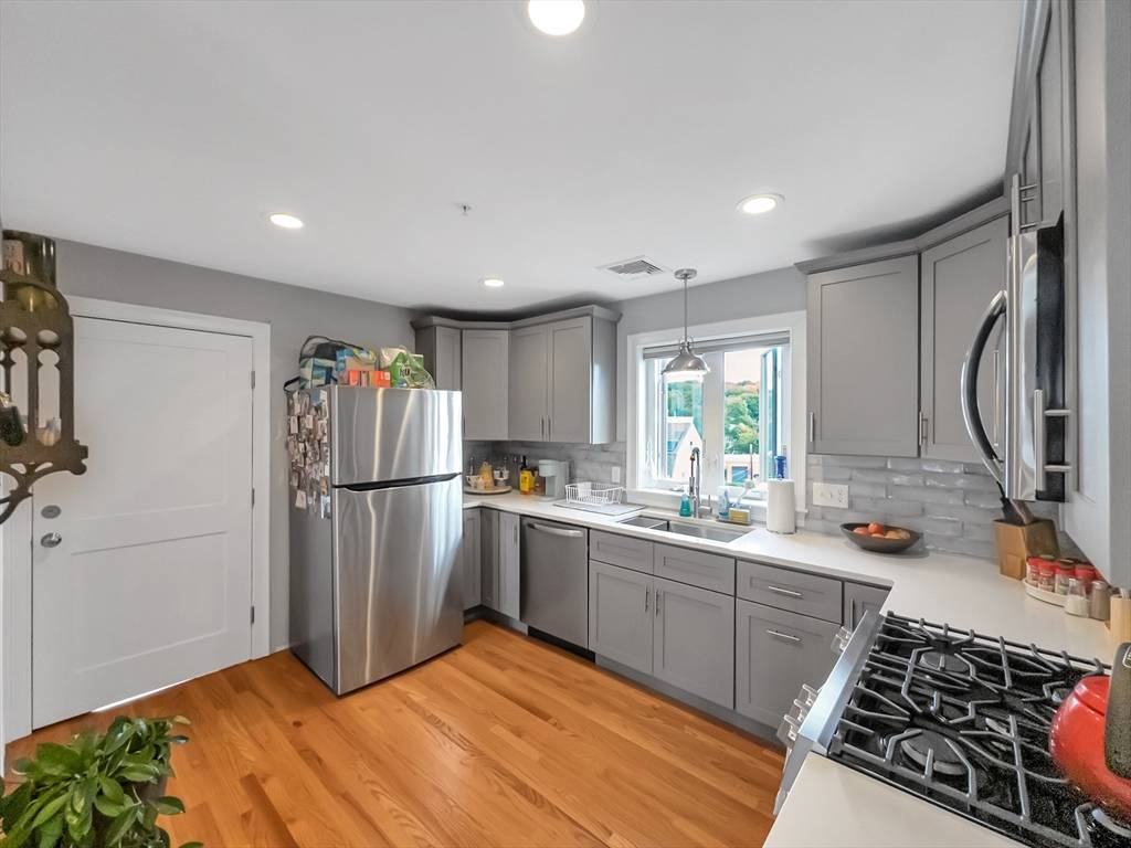 Boston, MA 02131,19 Iona Street #3