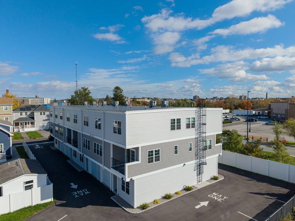 Fall River, MA 02721,889-895 Grinnell St. #2