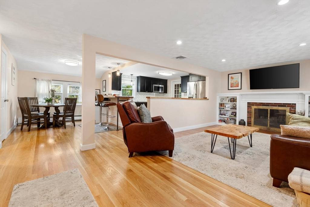 Wakefield, MA 01880,22 Wayland Rd