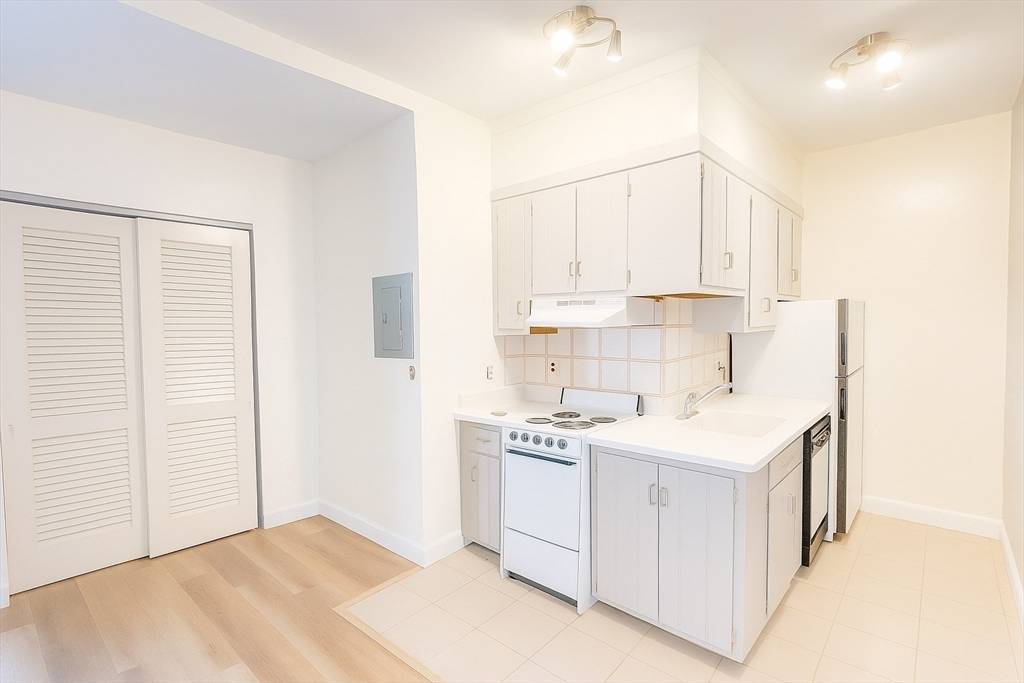 Springfield, MA 01103,140 Chestnut #709