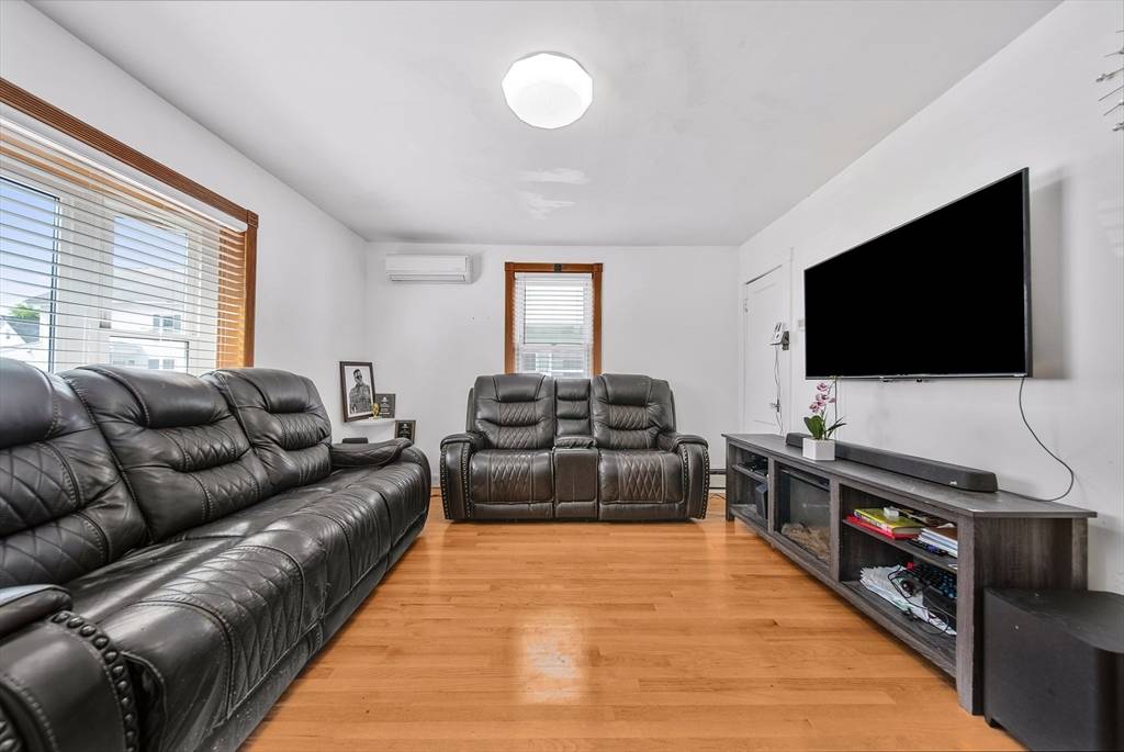 Newton, MA 02458,11 Murphy Ct