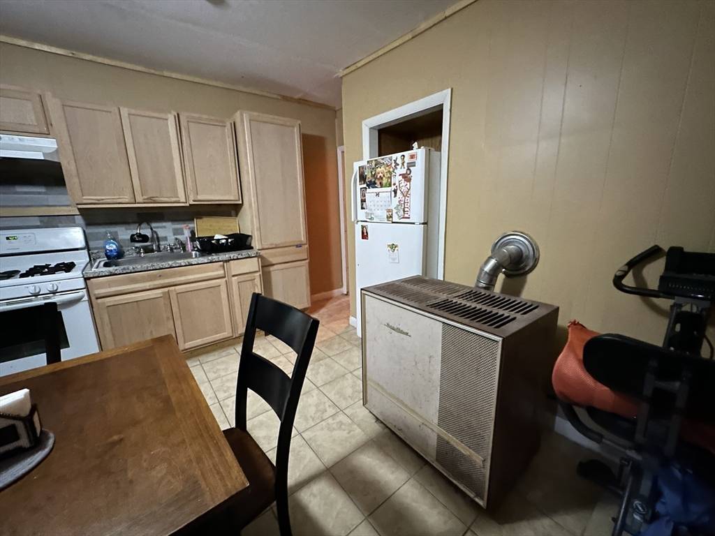 Fall River, MA 02721,11 Foster St,