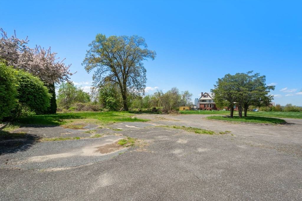 Springfield, MA 01101,308 Maple St