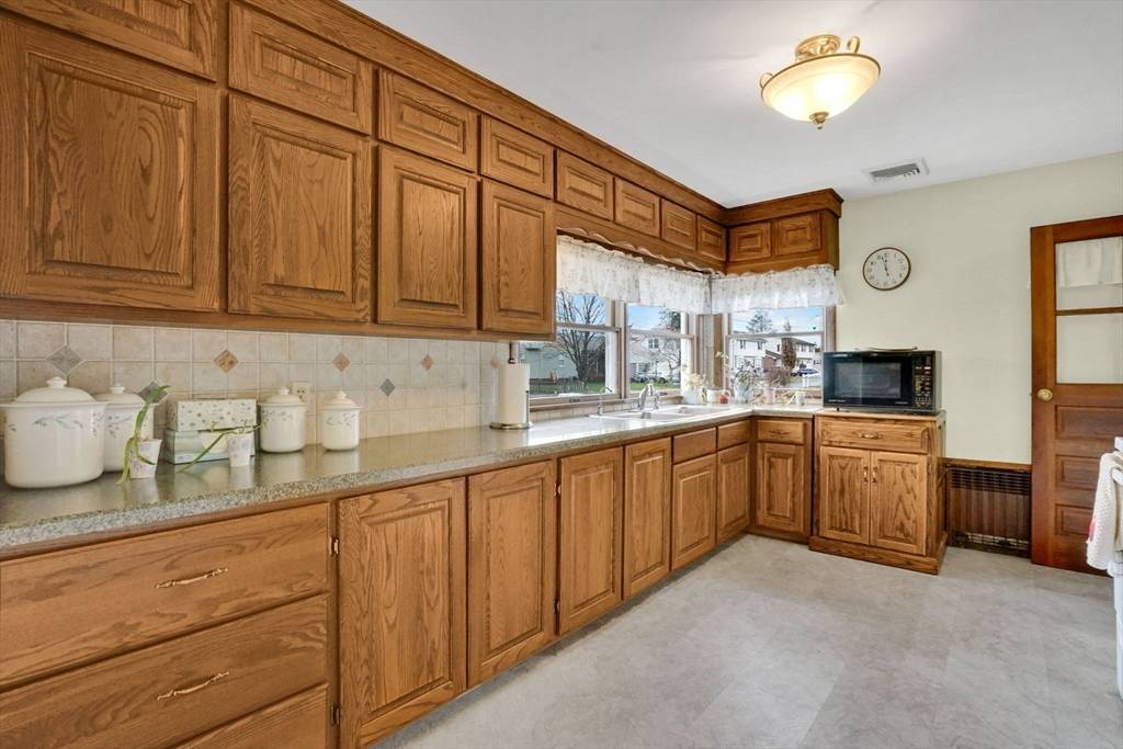 Chicopee, MA 01013,76 Roy St