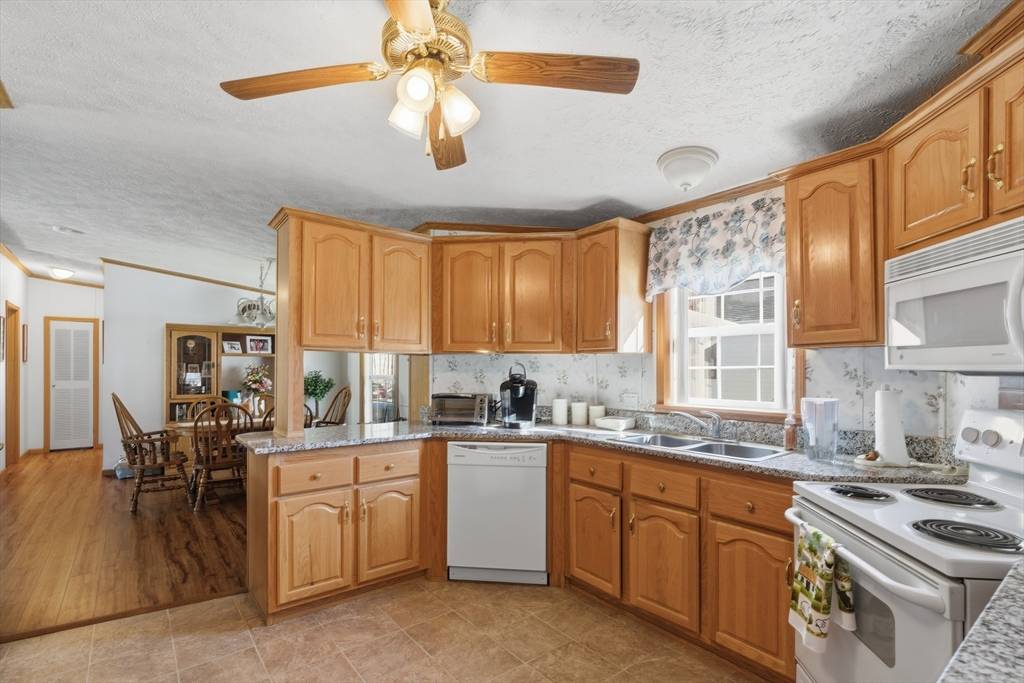 Tiverton, MA 02787,9 Blackbird St