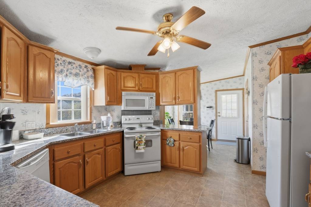 Tiverton, MA 02787,9 Blackbird St