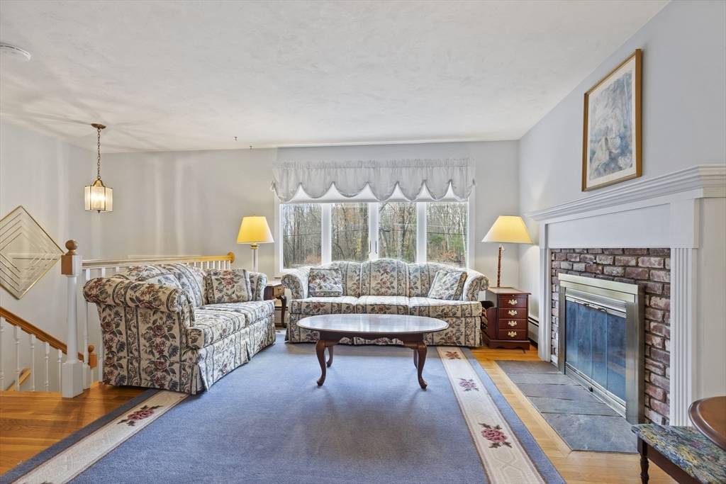 Chelmsford, MA 01824,23 Bentley Ln