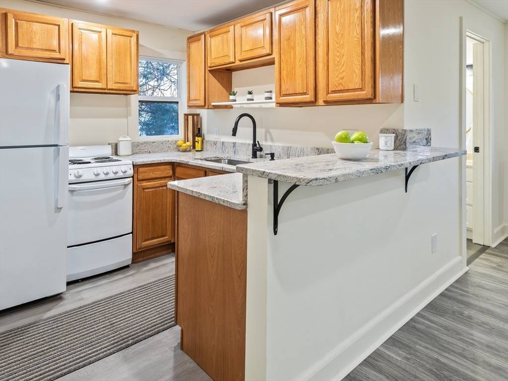 Holland, MA 01521,4 Lake Shore Lane