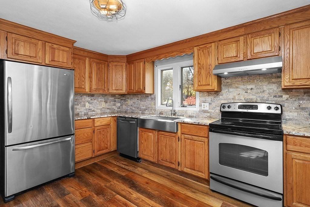 Walpole, MA 02081,8 Autumn Ln