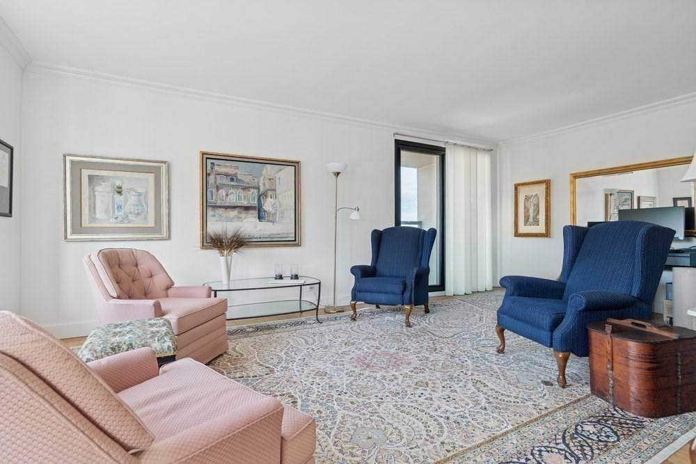 Boston, MA 02110,65 East India Row #9B