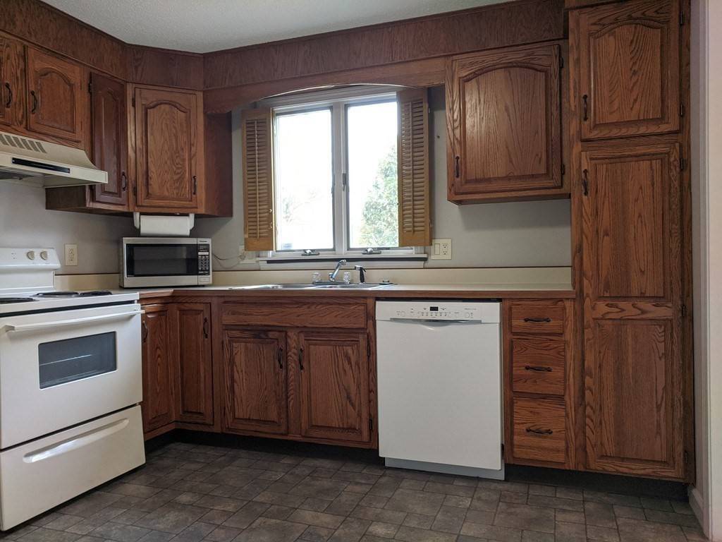 Agawam, MA 01001,6 Mansion Woods Dr #A