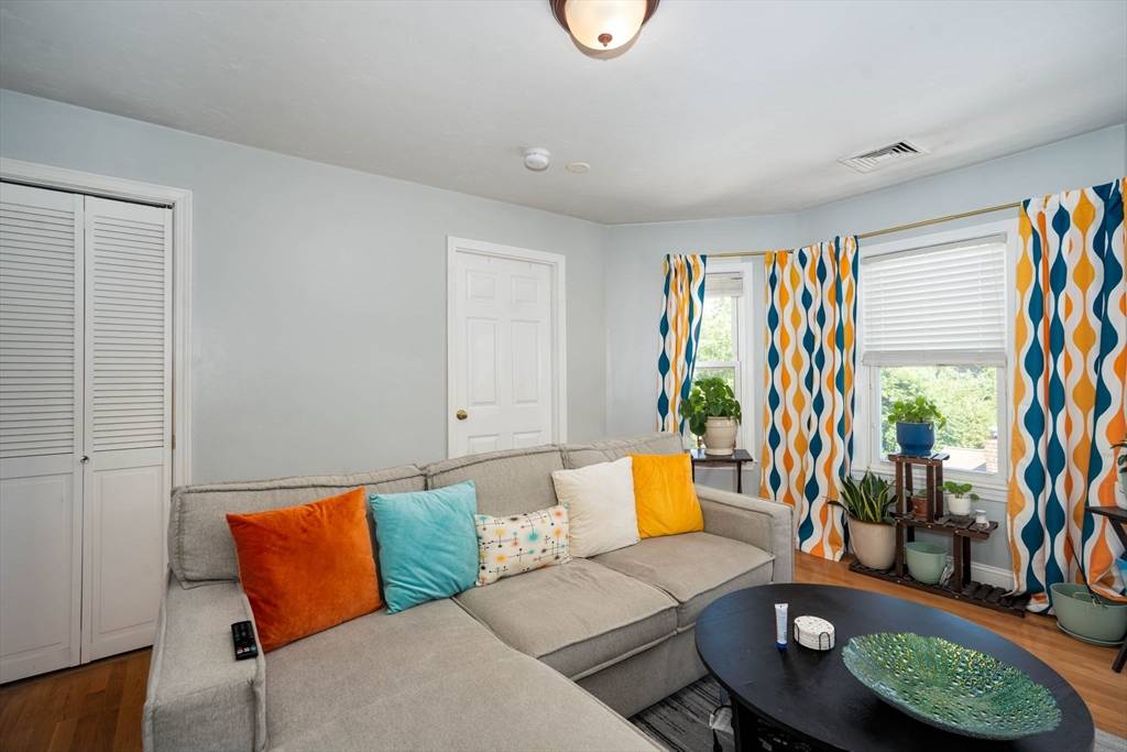 Quincy, MA 02170,90 Safford St #3