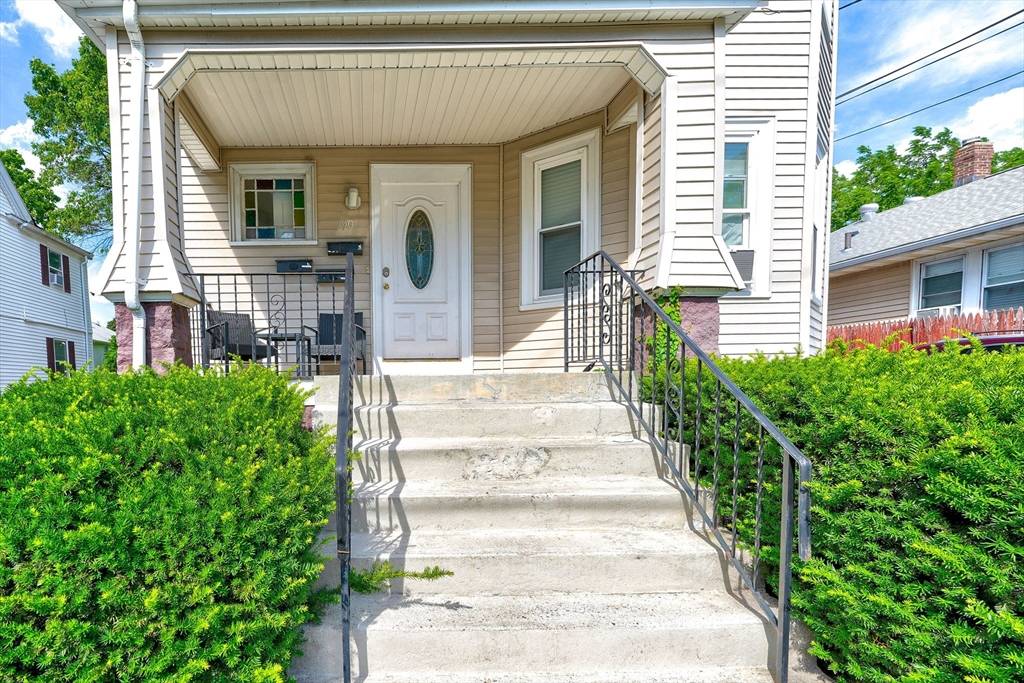 Quincy, MA 02170,90 Safford St #3