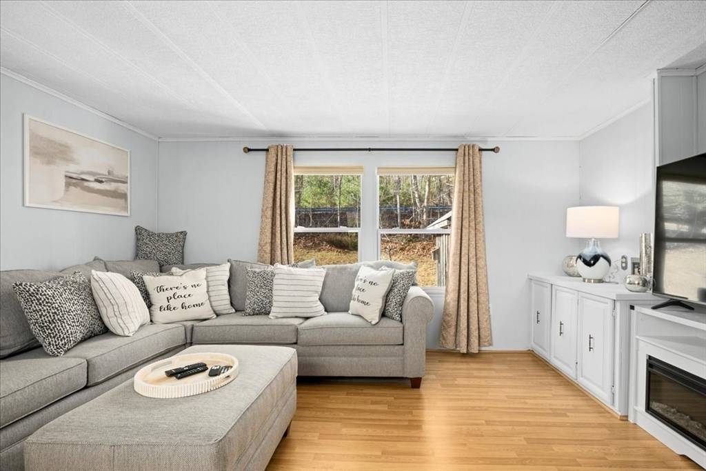 Wales, MA 01081,21 Ash Ln