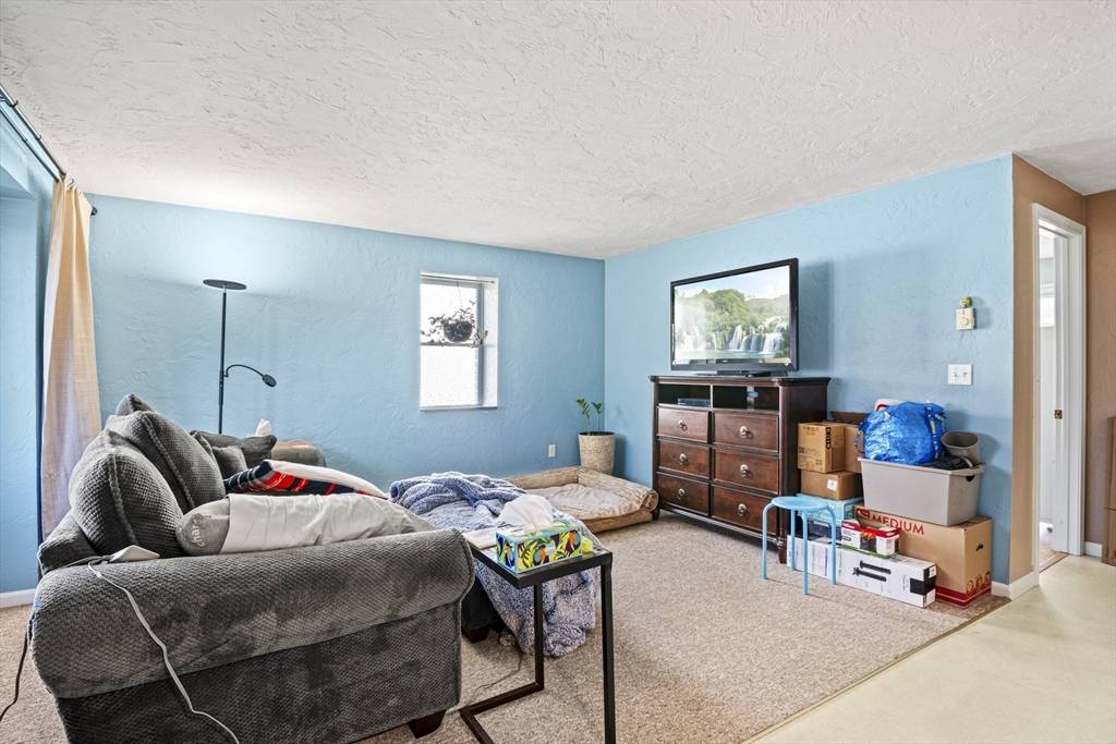 Oxford, MA 01540,9 Charlton Street