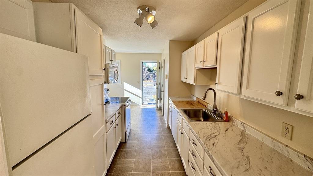 Chicopee, MA 01022,16 Collins St #16