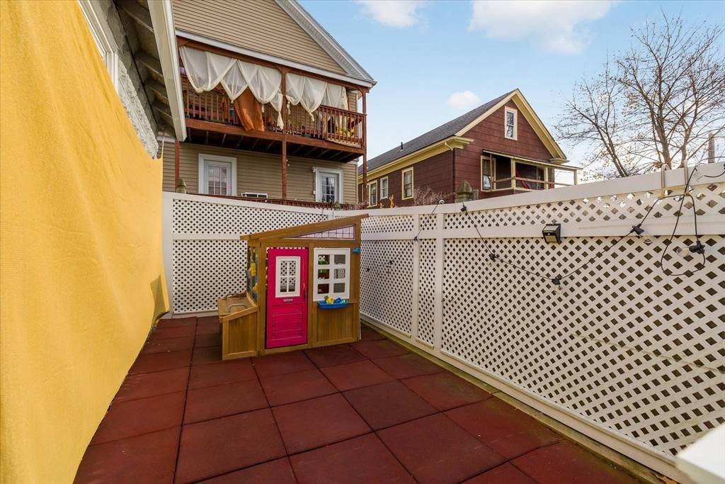 Medford, MA 02155,17 Raymond St