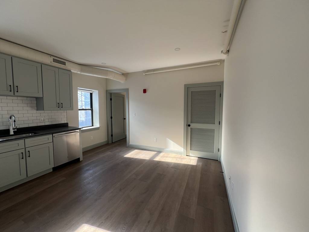 Fall River, MA 02720,160 Seabury St #11